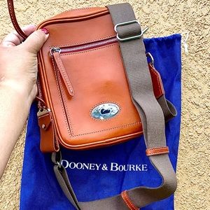 Dooney & Bourke crossbody purse  - MINT CONDITION